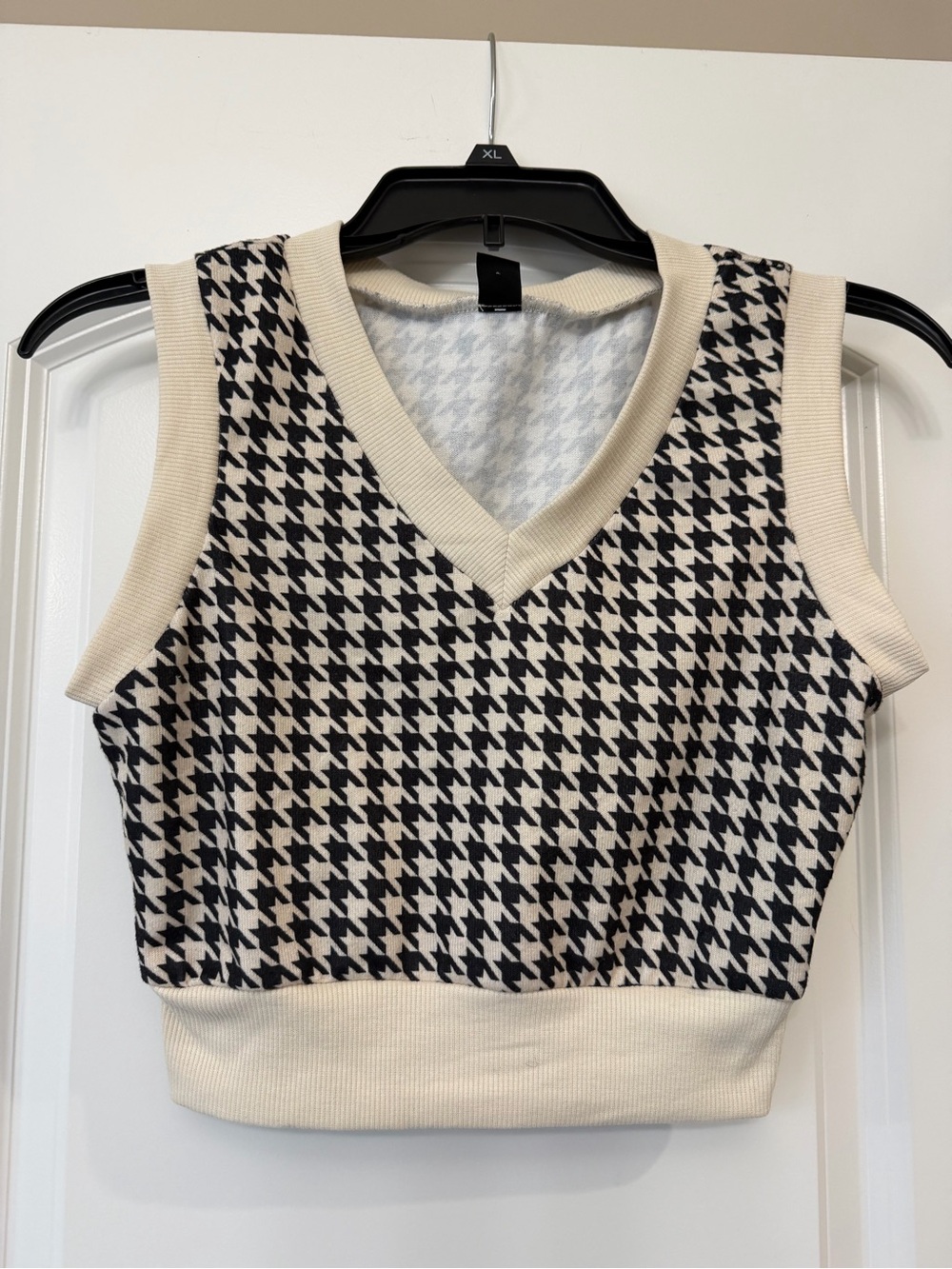 SHEIN Cream and Black Houndstooth V-Neck Sweater Vest